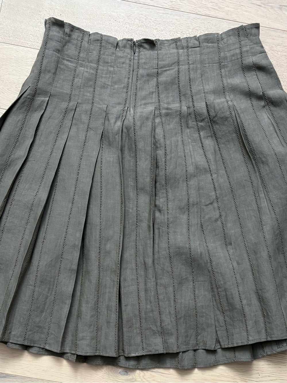 Burberry London pleated linen skirt. Crafted in Italy. Size US 8.